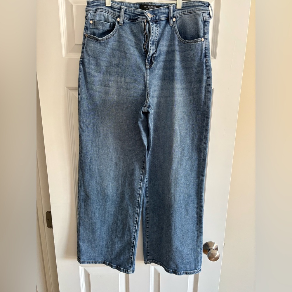 🟢LIVERPOOL LA. Medium washed wide leg denim jeans. Size 14/32
